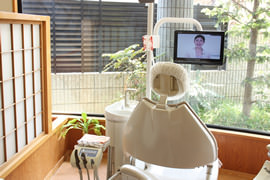 診療台にテレビ